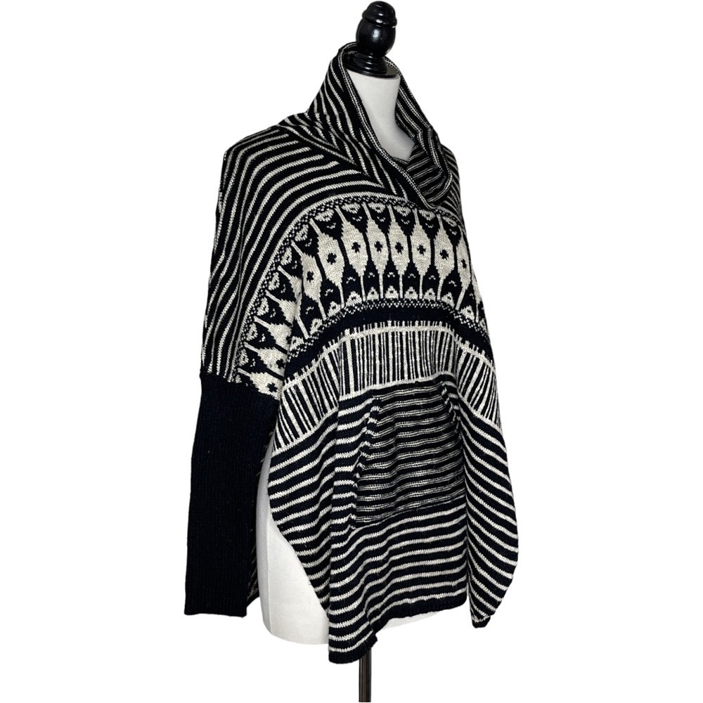 Selfie Couture By Trendology One Size Fits Most Kangaroo Pocket Cowl Sweater